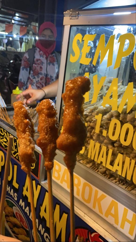 Cardi B Pamer Makan di Restoran Mewah, Netizen Salah Fokus Ada Sempol