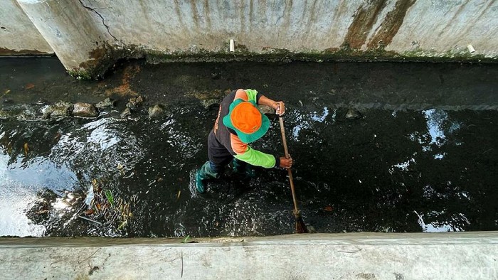 Cegah Banjir, Pasukan Oranye Bersihkan Sampah di Selokan Memasuki musim hujan, petugas PPSU membersihkan sampah yang menyumbat saluran air di Jalan Letjend Soeprapto, Jakarta Pusat, Kamis (29/9/2021).