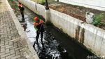Cegah Banjir, Pasukan Oranye Bersihkan Sampah di Selokan