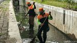 Cegah Banjir, Pasukan Oranye Bersihkan Sampah di Selokan
