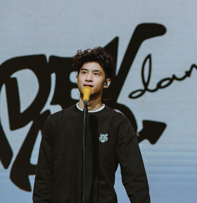 Sebelumnya adik dari Salshadilla Juwita itu kerap tampil dengan rambut hitam. Walaupun memang, Devano sendiri tampak beberapa kali mengubah gaya rambutnya. Di beberapa kesempatan Devano sempat terlihat sedikit mengeriting rambutnya. Foto: Instagram/@devdanendra