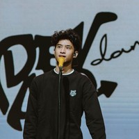 Sebelumnya adik dari Salshadilla Juwita itu kerap tampil dengan rambut hitam. Walaupun memang, Devano sendiri tampak beberapa kali mengubah gaya rambutnya. Di beberapa kesempatan Devano sempat terlihat sedikit mengeriting rambutnya. Foto: Instagram/@devdanendra