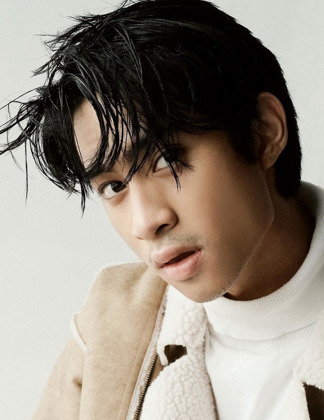 Tak hanya itu saja, Devano juga pernah tampil dengan gaya rambut lurus seperti dalam foto yang satu ini. Kali ini, Devano lebih memilih untuk memotong rambutnya menjadi lebih pendek serta mewarnainya, hingga berhasil membuat netizen pangling. Foto: Instagram/@devdanendra