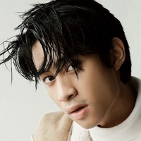 Tak hanya itu saja, Devano juga pernah tampil dengan gaya rambut lurus seperti dalam foto yang satu ini. Kali ini, Devano lebih memilih untuk memotong rambutnya menjadi lebih pendek serta mewarnainya, hingga berhasil membuat netizen pangling. Foto: Instagram/@devdanendra