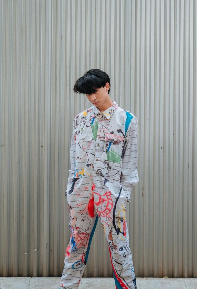 Gaya rambut berponi depan pun sudah pernah dicoba oleh Devano. Bagaimana penampilan Devano dalam foto yang satu ini? Coba kamu bandingkan dengan penampilannya saat ini dengan rambut cepaknya, beda banget! Foto: Instagram/@devdanendra