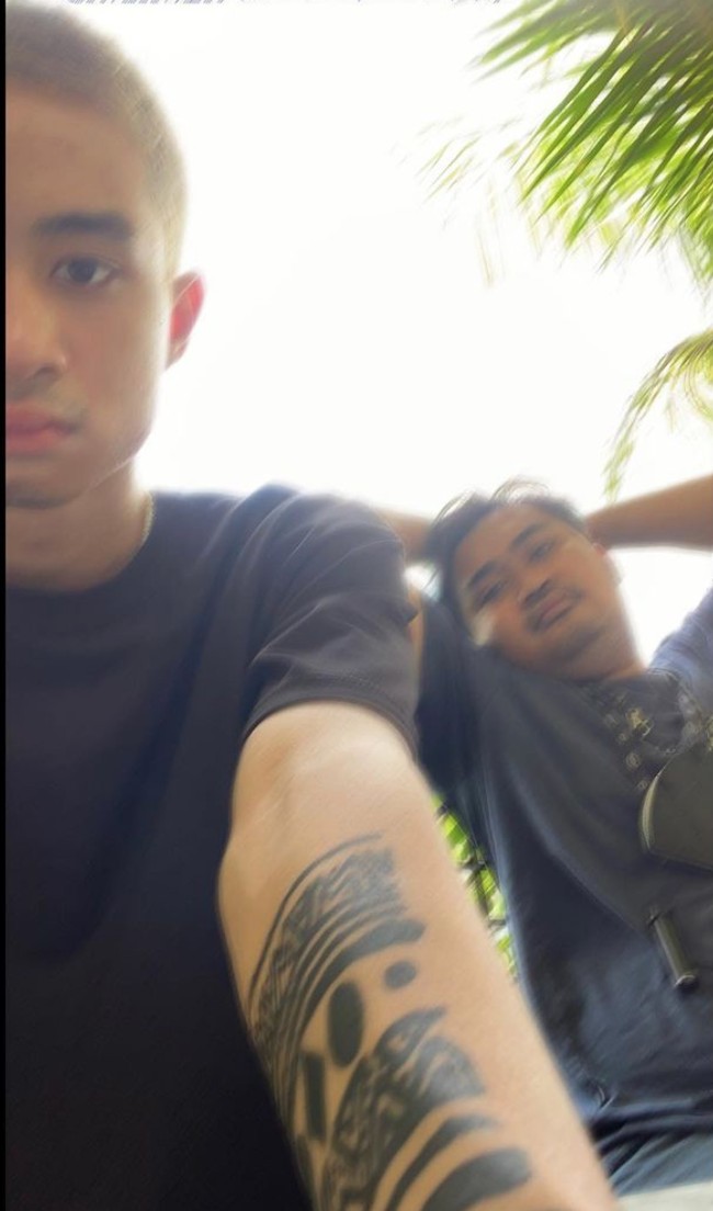 Melalui akun Instagramnya, Devano tampak membagikan penampilan barunya dengan rambut cepak pirangnya dan juga tato di tubuhnya. Penampilan barunya itu yang sontak membuat netizen heboh hingga menyebut dirinya mirip dengan Zayn Malik. Foto: Instagram/@devdanendra