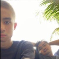 Melalui akun Instagramnya, Devano tampak membagikan penampilan barunya dengan rambut cepak pirangnya dan juga tato di tubuhnya. Penampilan barunya itu yang sontak membuat netizen heboh hingga menyebut dirinya mirip dengan Zayn Malik. Foto: Instagram/@devdanendra