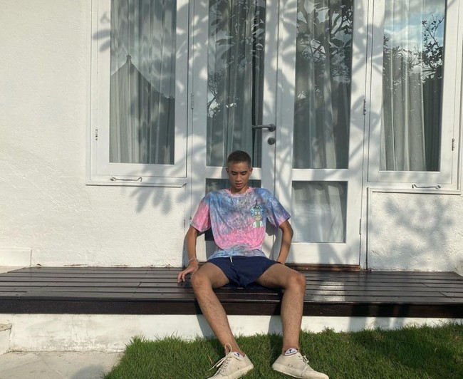 Slide 2 kirain Zayn Malik, komentar salah seorang netizen. Kirain teh Zayn Malik, tambah netizen lain. Tak sedikit juga netizen yang tampak memuji penampilan baru Devano tersebut. Foto: Instagram/@devdanendra