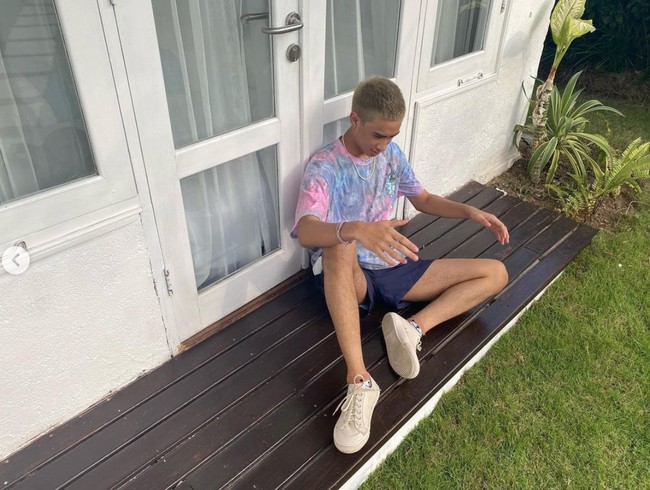 Walaupun banyak mendapat pujian karena penampilan barunya, tak sedikit juga yang mengomentari tato di lengan dan dada Devano. Mereka menyayangkan keputusan Devano untuk mentato tubuhnya itu. Ih kenapa atuh dede di tato, komentar salah seorang netizen. Foto: Instagram/@devdanendra