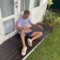 Walaupun banyak mendapat pujian karena penampilan barunya, tak sedikit juga yang mengomentari tato di lengan dan dada Devano. Mereka menyayangkan keputusan Devano untuk mentato tubuhnya itu. Ih kenapa atuh dede di tato, komentar salah seorang netizen. Foto: Instagram/@devdanendra