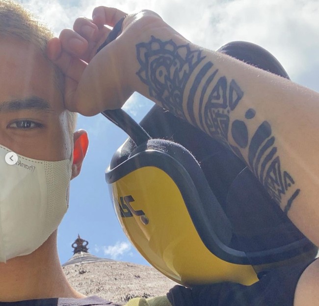 Jika dilihat, penampilan baru Devano Danendra ini memang terlihat cukup jauh berbeda dari penampilan-penampilan sebelumnya. Kalau kamu lebih suka penampilan baru Devano saat ini atau yang  sebelumnya? Foto: Instagram/@devdanendra