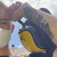 Jika dilihat, penampilan baru Devano Danendra ini memang terlihat cukup jauh berbeda dari penampilan-penampilan sebelumnya. Kalau kamu lebih suka penampilan baru Devano saat ini atau yang  sebelumnya? Foto: Instagram/@devdanendra