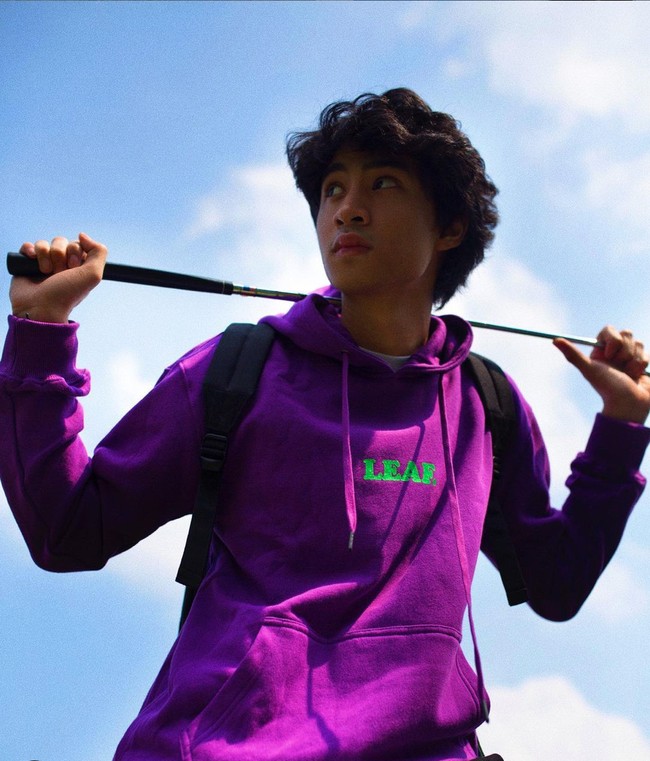 Devano Danendra beberapa waktu lalu tampak merayakan ulang tahunnya yang ke-19. Pada momen spesialnya itu pun Devano tampak mengunggah beberapa foto dirinya ke media sosial Instagram. Penampilan anak dari Iis Dahlia itu pun berhasil mencuri perhatian karena terlihat berbeda dari biasanya. Foto: Instagram/@devdanendra