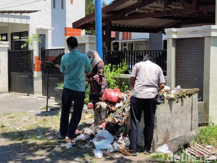 KPK melakukan penggeledahan kantor dinas di Pemkab Probolinggo dalam beberapa hari terakhir. Hari ini, ada 4 kantor dinas yang digeledah.
