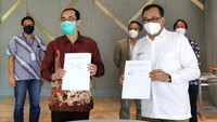 Ketua Umum Asosiasi Internet of Things Indonesia (ASIOTI) Teguh Prasetya (kanan) dan Direktur Politeknik Elektronika Negeri Surabaya (PENS) Aliridho Barakbah (kiri), menunjukkan naskah kerjasama yang telah ditandatangani bersama bidang Pengembangan Sumber Daya, Inovasi, dan Alih Teknologi  di Surabaya, Jawa Timur, Rabu (29/9/2021).