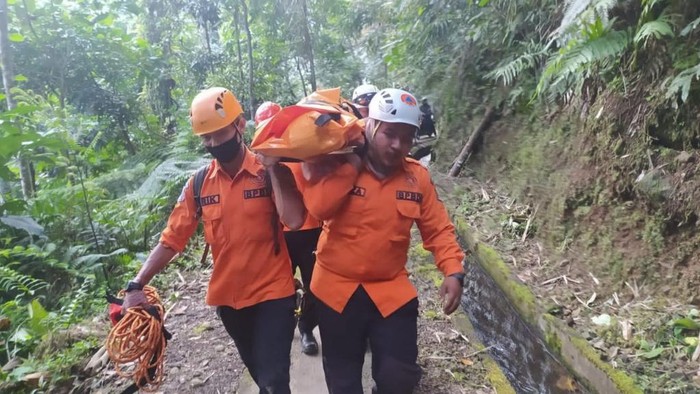 Evakuasi korban tenggelam di Curug Panganten Ciamis.
