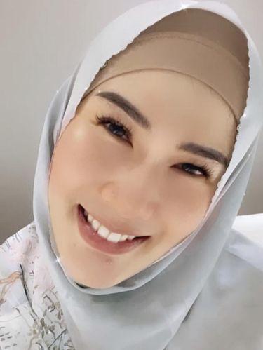 Foto Stevie Agnecya memakai hijab.