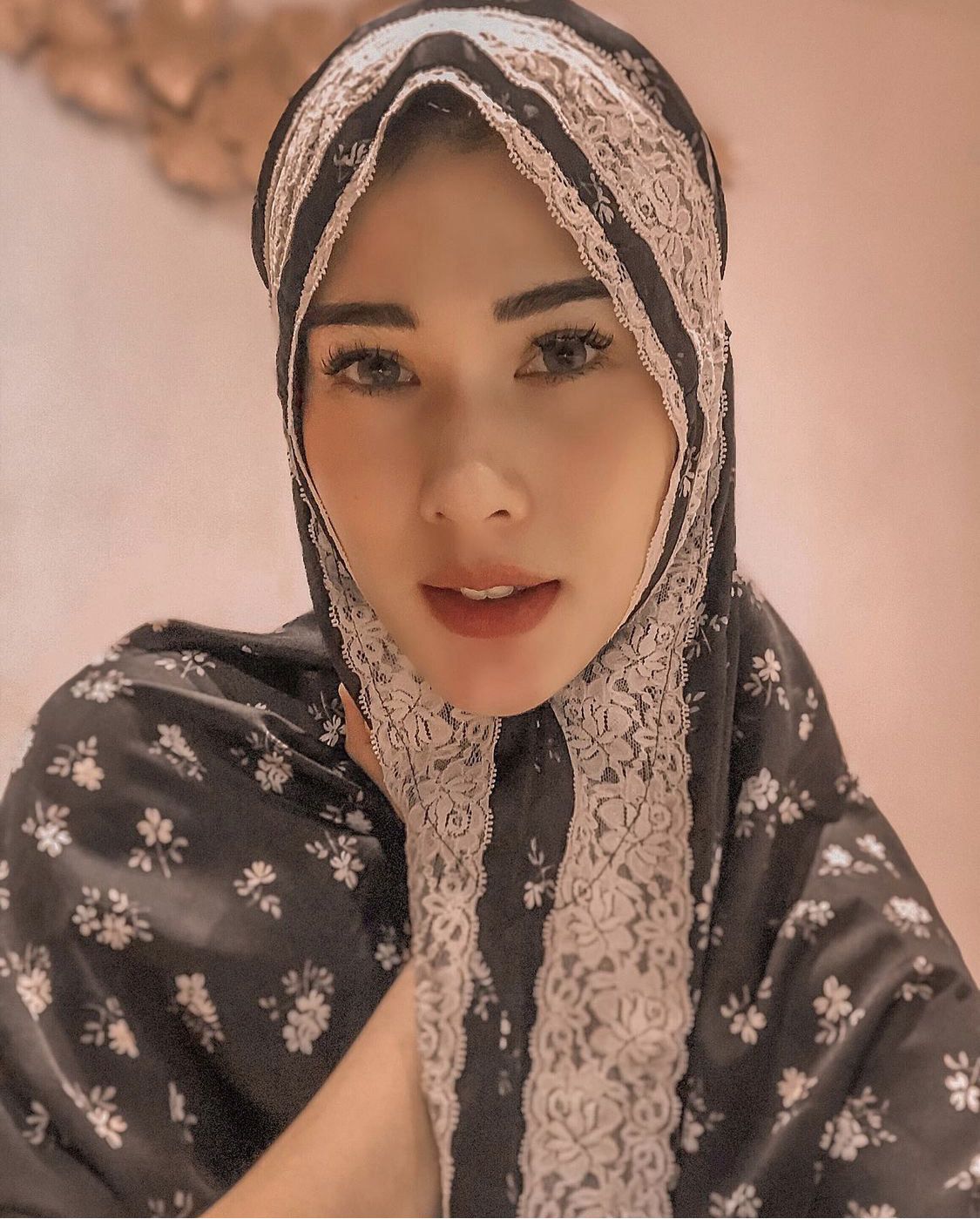 Foto Stevie Agnecya memakai hijab.