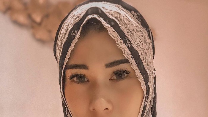 Foto Stevie Agnecya memakai hijab.