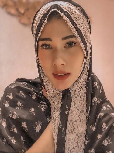 Foto Stevie Agnecya memakai hijab.