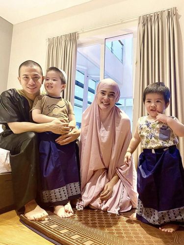 Foto Stevie Agnecya memakai hijab.