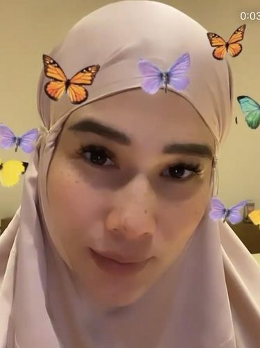 Foto Stevie Agnecya memakai hijab.