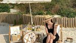 10 Pose Cantik Jessica Jung Saat Makan di Resto hingga Ngopi di Tengah Pulau