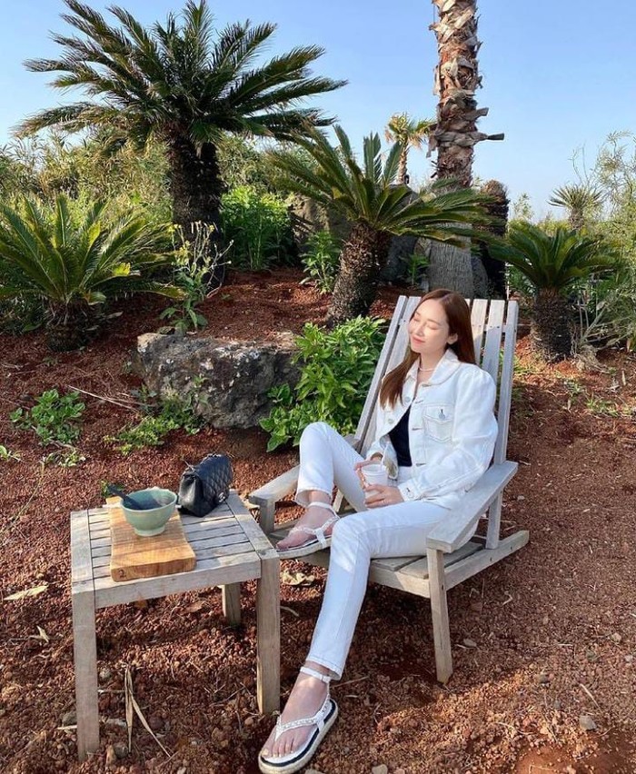Galeri Foto Jessica Jung 10 Pose Cantik Jessica Jung Saat Makan di Resto hingga Ngopi di Tengah Pulau