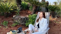 Saat mendapatkan waktu liburan, Jessica Jung bahkan pergi berlibur ke pulau Jeju. Menikmati segelas kopi sambil diterpa angin pantai yang segar menjadi cara Jessica untuk menikmati waktu santainya. Foto: Instagram/jessica.syj