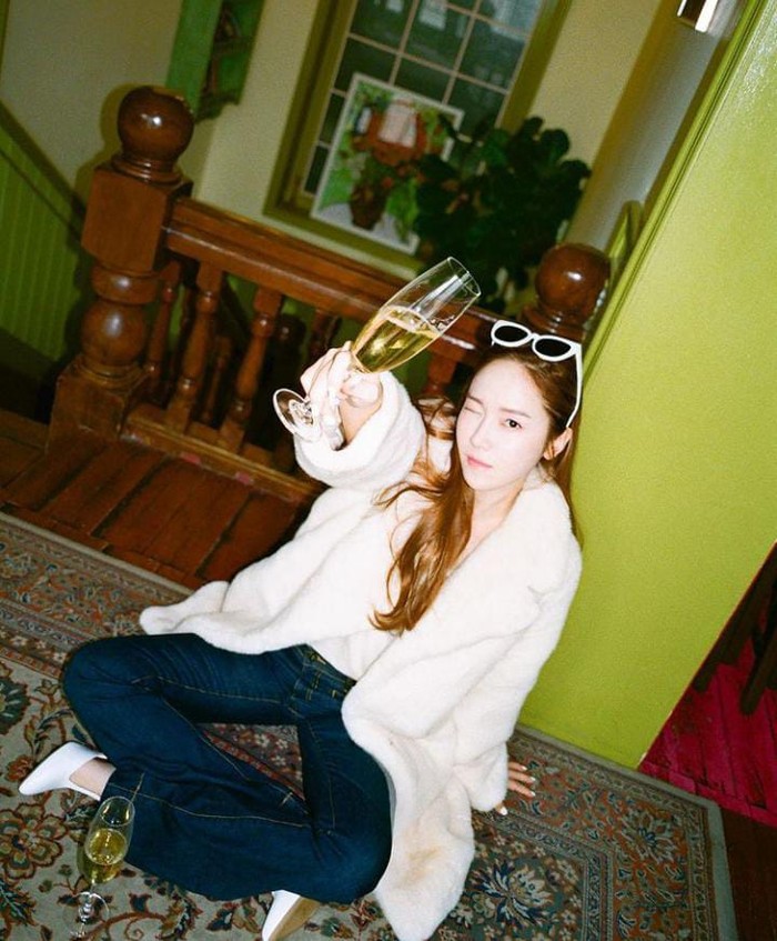 10 Pose Cantik Jessica Jung Saat Makan di Resto hingga Ngopi di Tengah Pulau