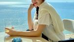 10 Pose Cantik Jessica Jung Saat Makan di Resto hingga Ngopi di Tengah Pulau