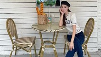 Jessica Jung beberapa kali terlihat menyamakan pakaiannya dengan tema restoran yang dikunjungi. Mengenakan setelan pakaian bergaya Prancis menjadi gayanya saat berkunjung ke sebuah toko roti khas Perancis. Foto: Instagram/jessica.syj