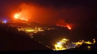 Selama sembilan hari lahar dari gunung berapi tersebut mengalir menuruni gunung dan menghancurkan bangunan pemukiman warga sebelum akhirnya mencapai lautan. AP/Daniel Roca Selama sembilan hari lahar dari gunung berapi tersebut mengalir menuruni gunung dan menghancurkan bangunan pemukiman warga sebelum akhirnya mencapai lautan. AP/Daniel Roca