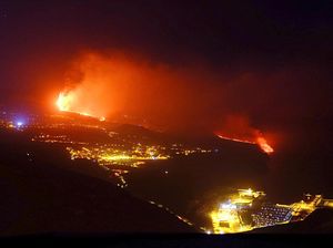 Penampakan Lava Gunung di La Palma ke Laut, Potensi Hasilkan Gas Beracun