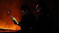 Para pejabat mengatakan, lahar yang mengalir ke laut dapat memicu ledakan dan awan gas beracun. AP/Luismi Ortiz Para pejabat mengatakan, lahar yang mengalir ke laut dapat memicu ledakan dan awan gas beracun. AP/Luismi Ortiz