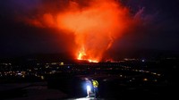 Layanan darurat Canary Islands mendesak warga yang berada di luar ruangan untuk segera menemukan tempat yang aman untuk berlindung. AP/Daniel Roca  