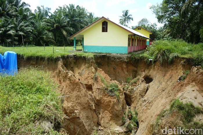 Gedung SD negeri di Desa Goting Sidodadi Kecamatan Bandar Pasir Mandoge, Kabupaten Asahan, Sumut terancam terperosok ke jurang. (Perdana R/detikcom)