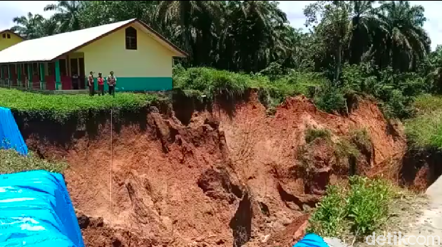 Gedung SD negeri di Desa Goting Sidodadi Kecamatan Bandar Pasir Mandoge, Kabupaten Asahan, Sumut terancam terperosok ke jurang. (Perdana R/detikcom)