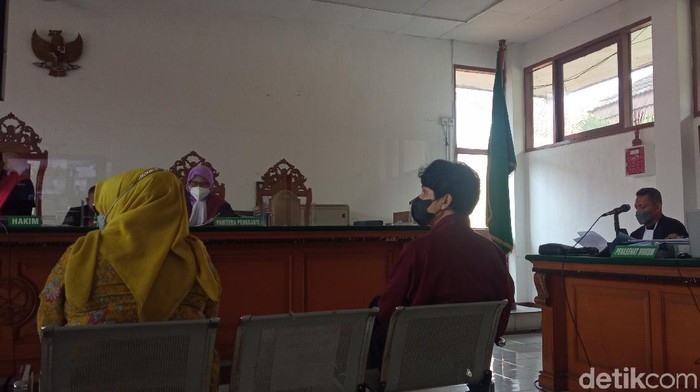 Gitaris The Changcuters Arlanda Ghazali Langitan atau Alda menjadi saksi kasus dugaan korupsi pengadaan barang COVID-19 di Bandung Barat. Alda dicecar soal pengadaan sembako.