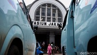 Penataan yang akan dilakukan di wilayah itu terdiri dari perbaikan trotoar, peremajaan bangunan yang sudah rusak, hingga perbaikan saluran air. Saat ditanya berapa dana yang disiapkan untuk untuk penataan lima wilayah tersebut, Imron belum bisa menjelaskan dengan detail. Imron berharap pandemi COVID-19 bisa mereda sehingga anggaran pembenahan lima lokasi tersebut bisa dialokasikan pada 2022. Dikhy Sasra/detikcom