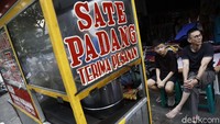 Kawasan Glodok, khsusnya di jalan petak IX juga dikenal dengan berbagai jajanan yang dapat menjadi tempat wisata kuliner. Dikhy Sasra