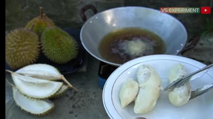 Hobi Goreng Buah, Youtuber Ini Sebut Durian Gosong Rasanya Enak