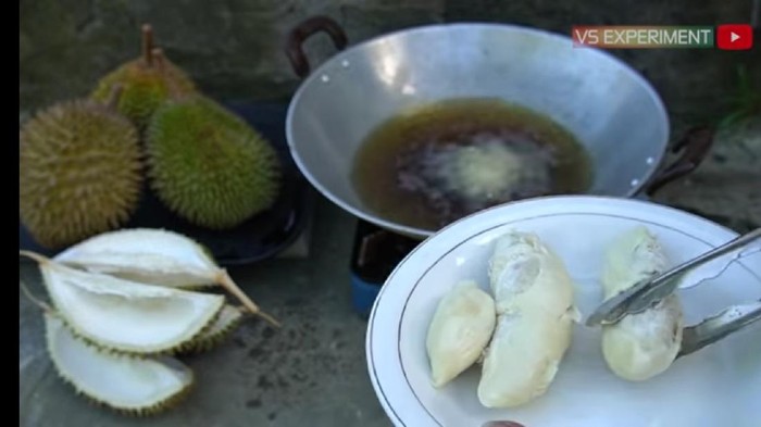 Hobi Goreng Buah, Youtuber Ini Sebut Durian Gosong Rasanya Enak Hobi Goreng Buah, Youtuber Ini Sebut Durian Gosong Rasanya Enak