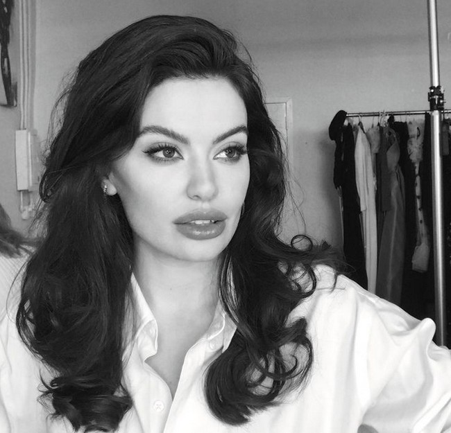 Inilah potret Ina yang wajahnya disamakan dengan Angelina Jolie. Arsitek dan ilmuwan cantik itu memiliki tulang tinggi, dan bibir tebal seperti fitur wajah sang aktris. Foto: dok: Instagram/@inadajcireal