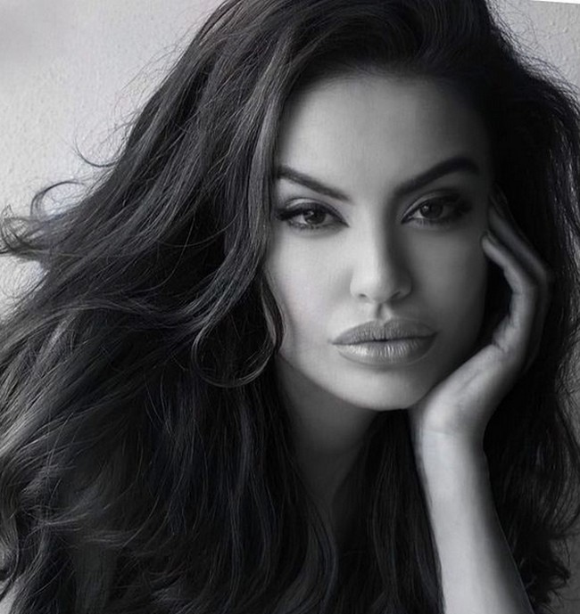 Namun dia tetap bangga menjadi wanita Albania hingga datang ke Albania untuk karantina dan ikut penobatan Miss Universe Albania 2021. Foto: dok: Instagram/@inadajcireal