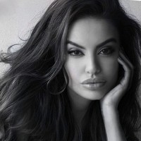 Namun dia tetap bangga menjadi wanita Albania hingga datang ke Albania untuk karantina dan ikut penobatan Miss Universe Albania 2021. Foto: dok: Instagram/@inadajcireal