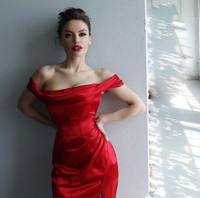 Tak hanya punya wajah cantik, Ina pun punya otak yang cerdas. Ina menjadi perwakilan wanita Albania yang memiliki brain, beauty, behavior, brave. Foto: dok: Instagram/@inadajcireal