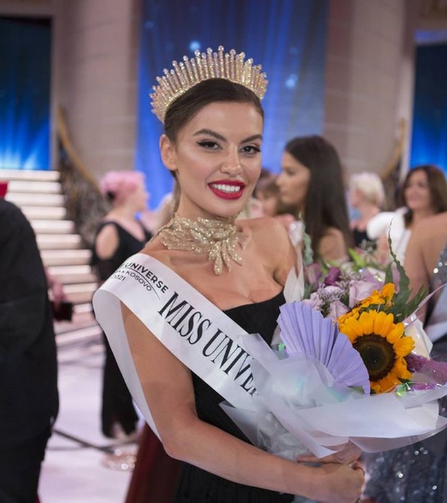 Perkenalkan Ina Dajci yang dinobatkan sebagai Miss Universe Albania 2021 pada Juli lalu. Ina memiliki pesona yang kuat, dan disamakan dengan Angelina Jolie. Foto: dok. Instagram/Miss Universe Albania