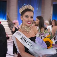 Perkenalkan Ina Dajci yang dinobatkan sebagai Miss Universe Albania 2021 pada Juli lalu. Ina memiliki pesona yang kuat, dan disamakan dengan Angelina Jolie. Foto: dok. Instagram/Miss Universe Albania