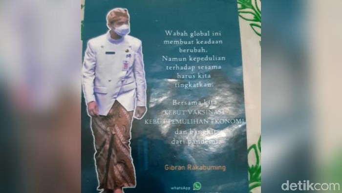 Ini Penampakan Beras Berstiker Gibran di Solo Wali Kota Solo Gibran Rakabuming Raka bagi-bagi beras dengan kemasan berstiker foto dirinya. Apa alasan Gibran?
